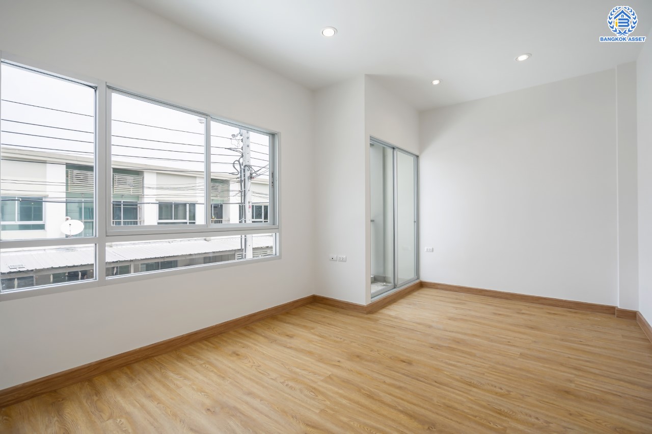 บ้านมือสอง ม.ลุมพินีทาวน์วิลล์ ราชพฤกษ์-นครอินทร์ เนื้อที่ 17.5 ตร.ว. ฟังก์ชัน 3 ห้องนอน 2 ห้องน้ำ 1 ห้องอเนกประสงค์ชั้นดาดฟ้า จอดรถได้ 2 คัน พร้อม Living Room กว้างขวาง เดินทางสะดวก เข้า-ออกได้หลายเส้นทาง ทั้ง ถ.นครอินทร์, ถ.ราชพฤกษ์ ใกล้ทางด่วน "ศรีรัช"